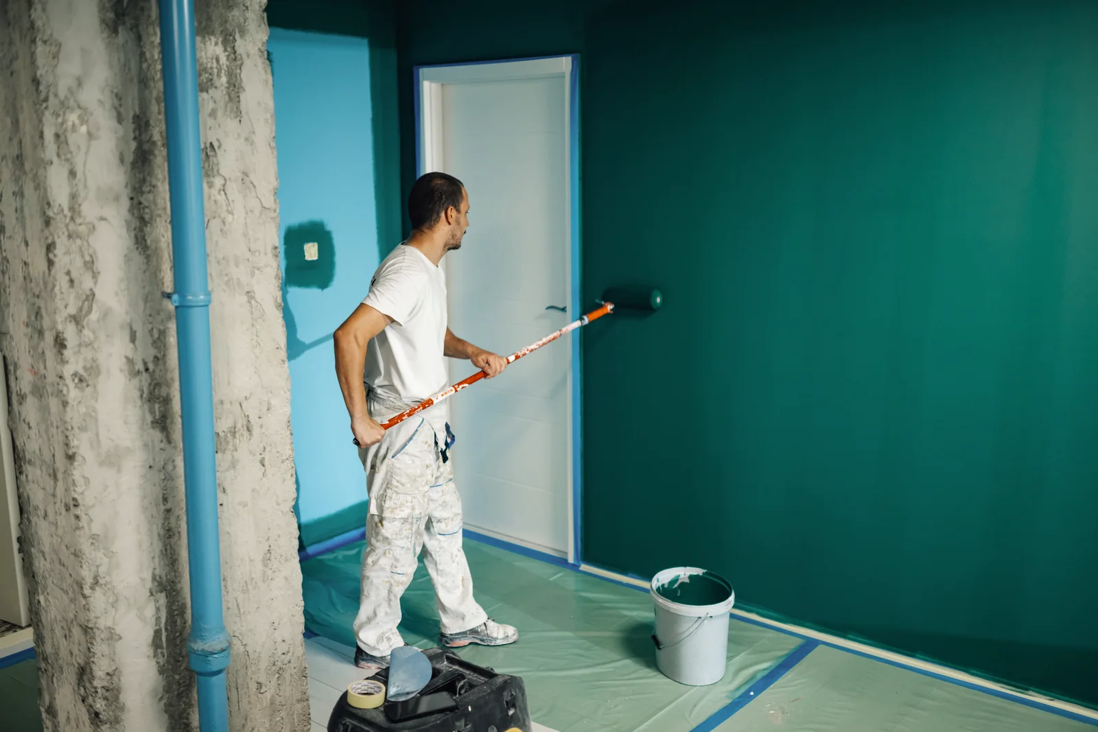 Pintor trabajando en el interior de una vivienda en Orkoien